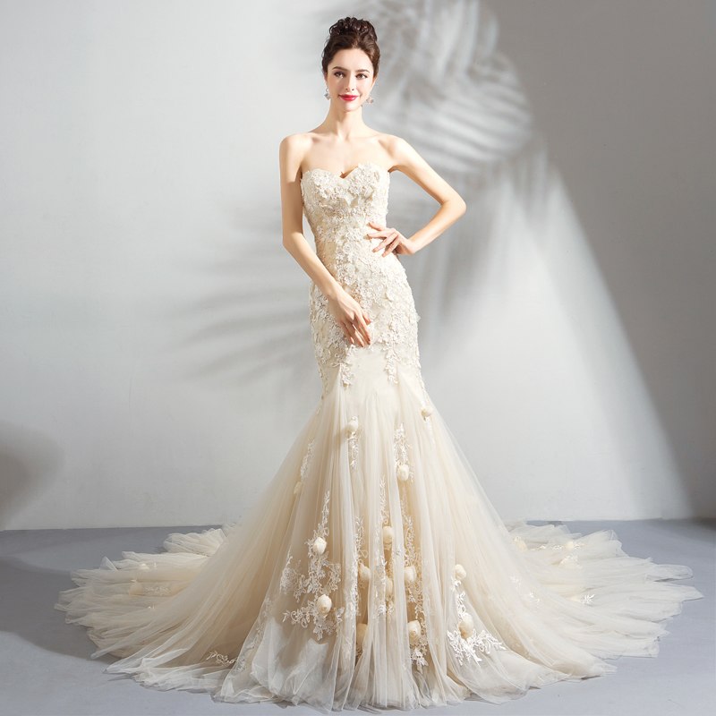 Vestido de novia romántico de sirena color champán claro
