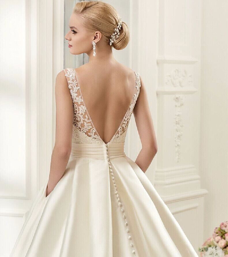 Vestido de novia de satén con escote de bola