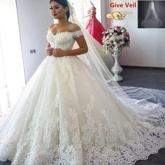 Vestido de novia de princesa con escote en forma de corazón y apliques de encaje y hombros descubiertos