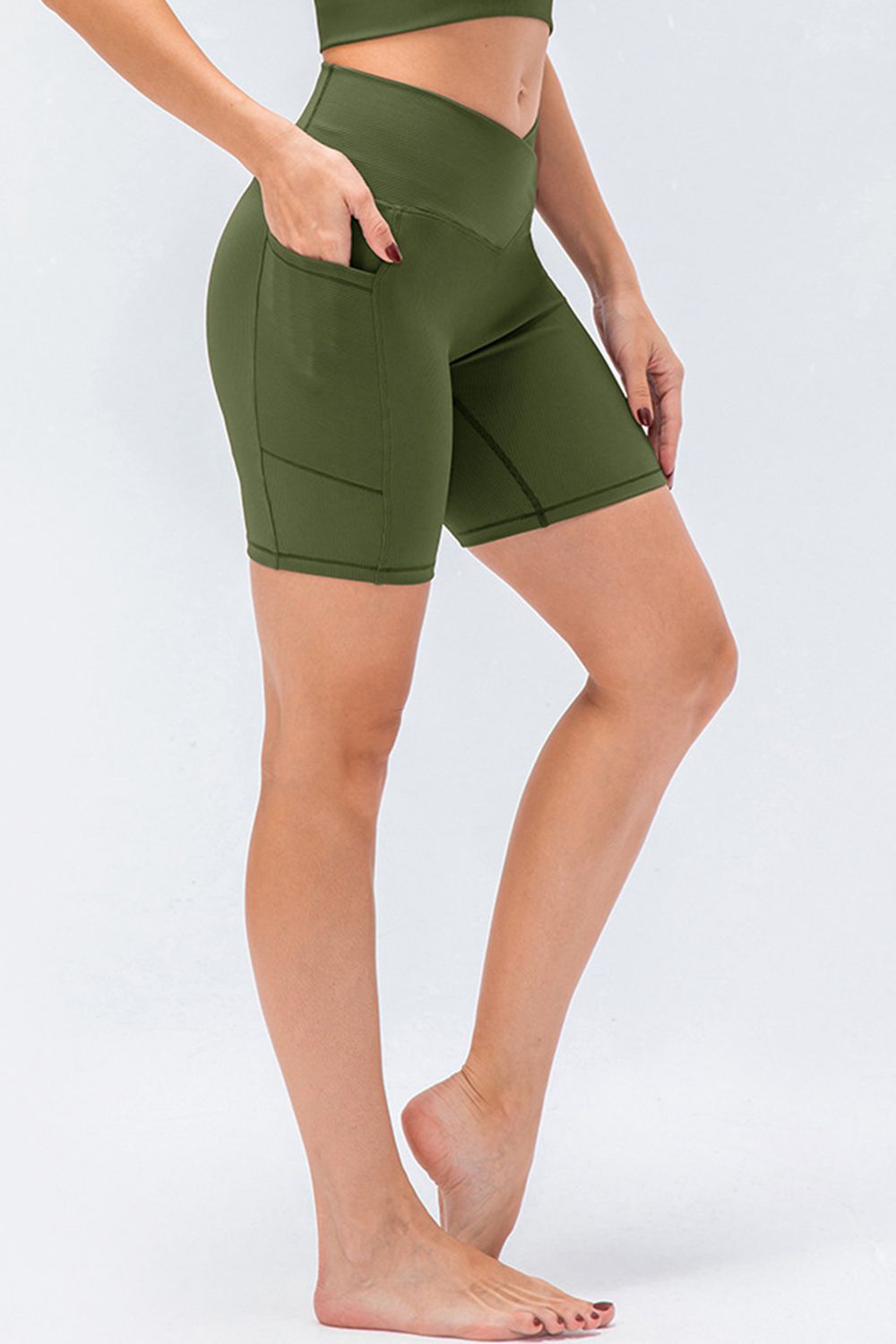 Pantalones cortos deportivos ajustados con cintura en V