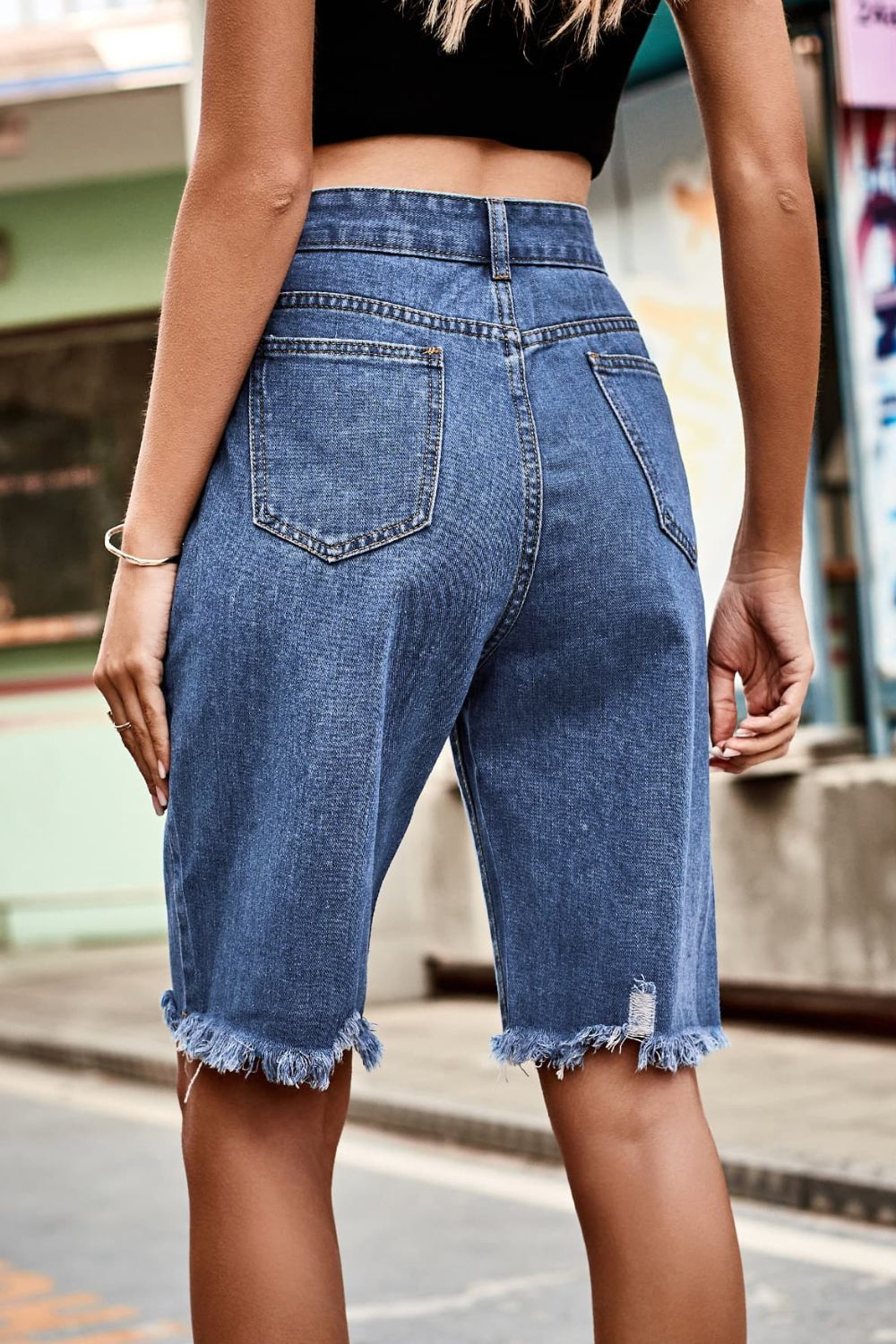 Pantalones cortos de mezclilla de cintura alta con dobladillo sin rematar y bolsillos