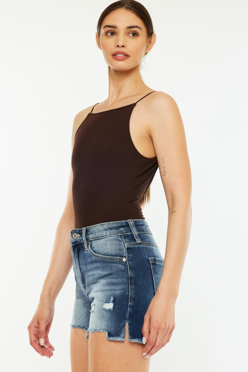 Pantalones cortos de mezclilla con dobladillo sin rematar y cintura alta de Kancan