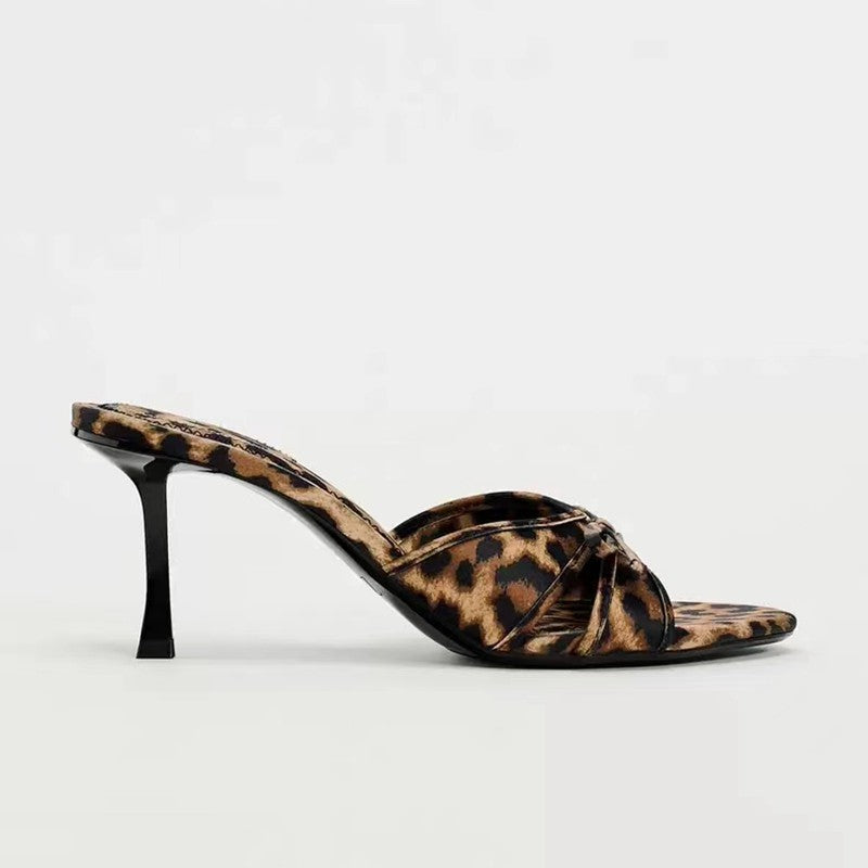 Sandalias de tacón bajo con lazo y estampado de leopardo