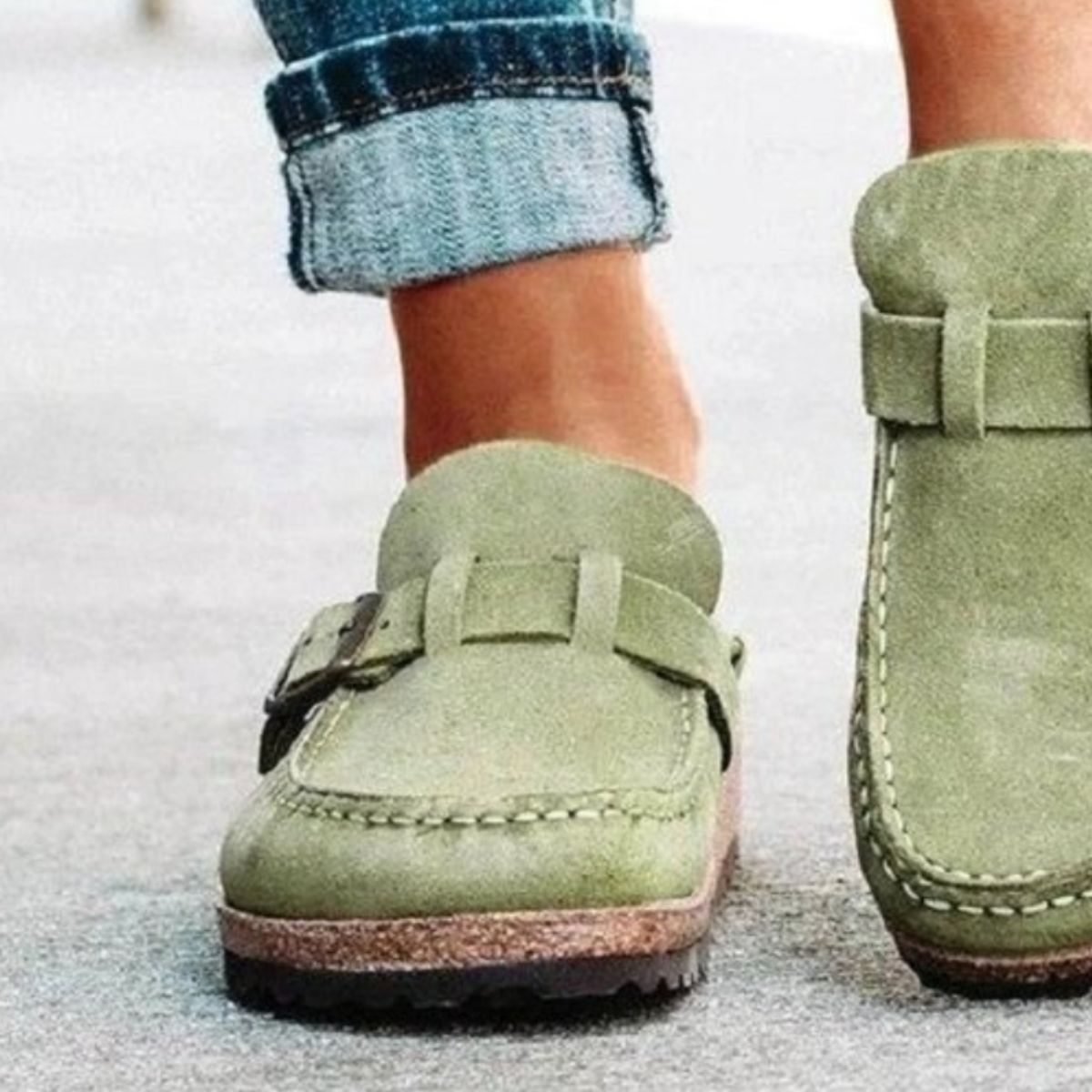 Mocasines con hebilla y tacón bajo y punta redonda