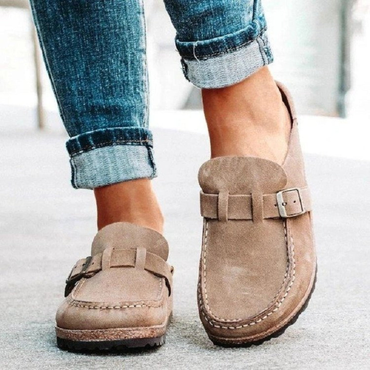 Mocasines con hebilla y tacón bajo y punta redonda