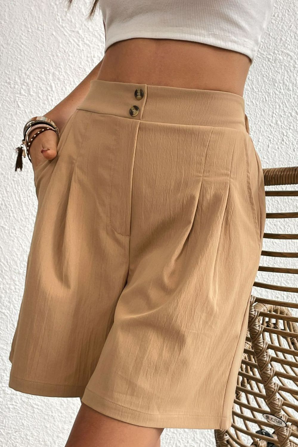 Pantalones cortos con cintura elástica y botones y detalle plisado