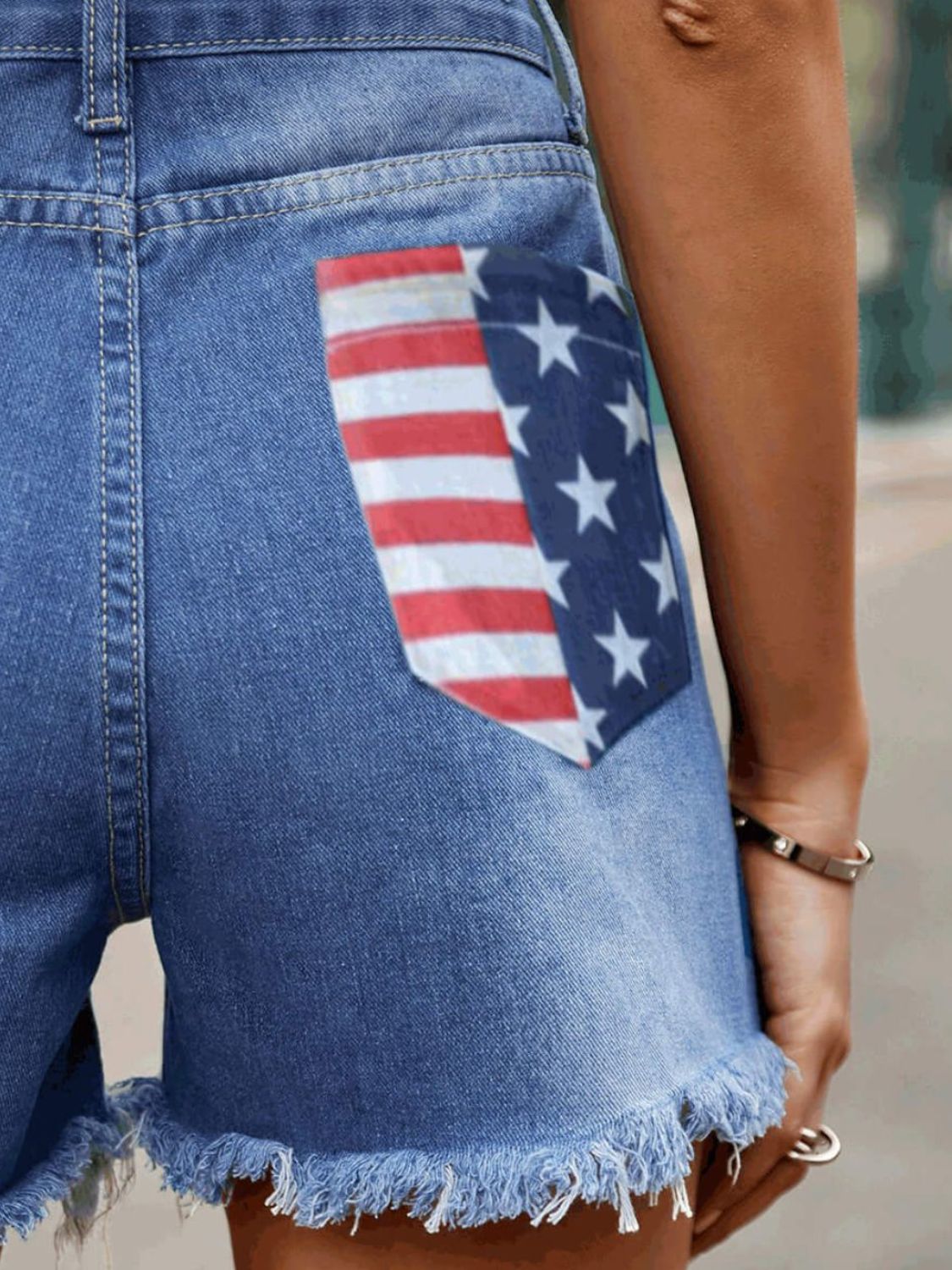 Pantalones cortos de mezclilla con dobladillo sin rematar y bolsillos
