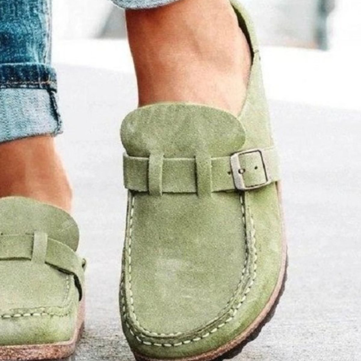 Mocasines con hebilla y tacón bajo y punta redonda