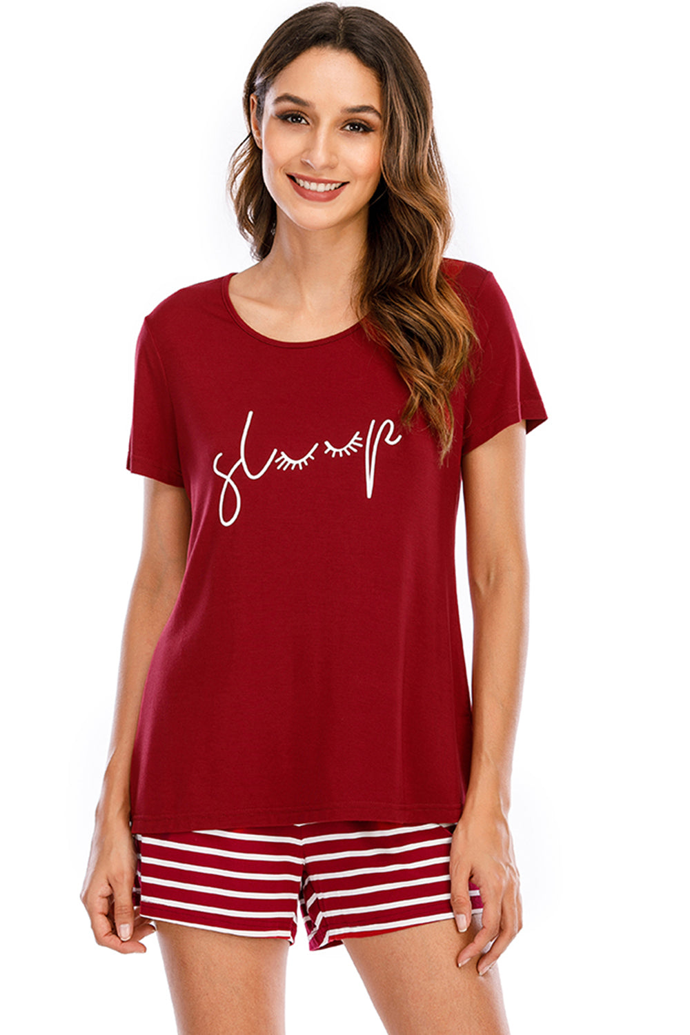 Conjunto de estar por casa con top gráfico de cuello redondo y pantalones cortos a rayas