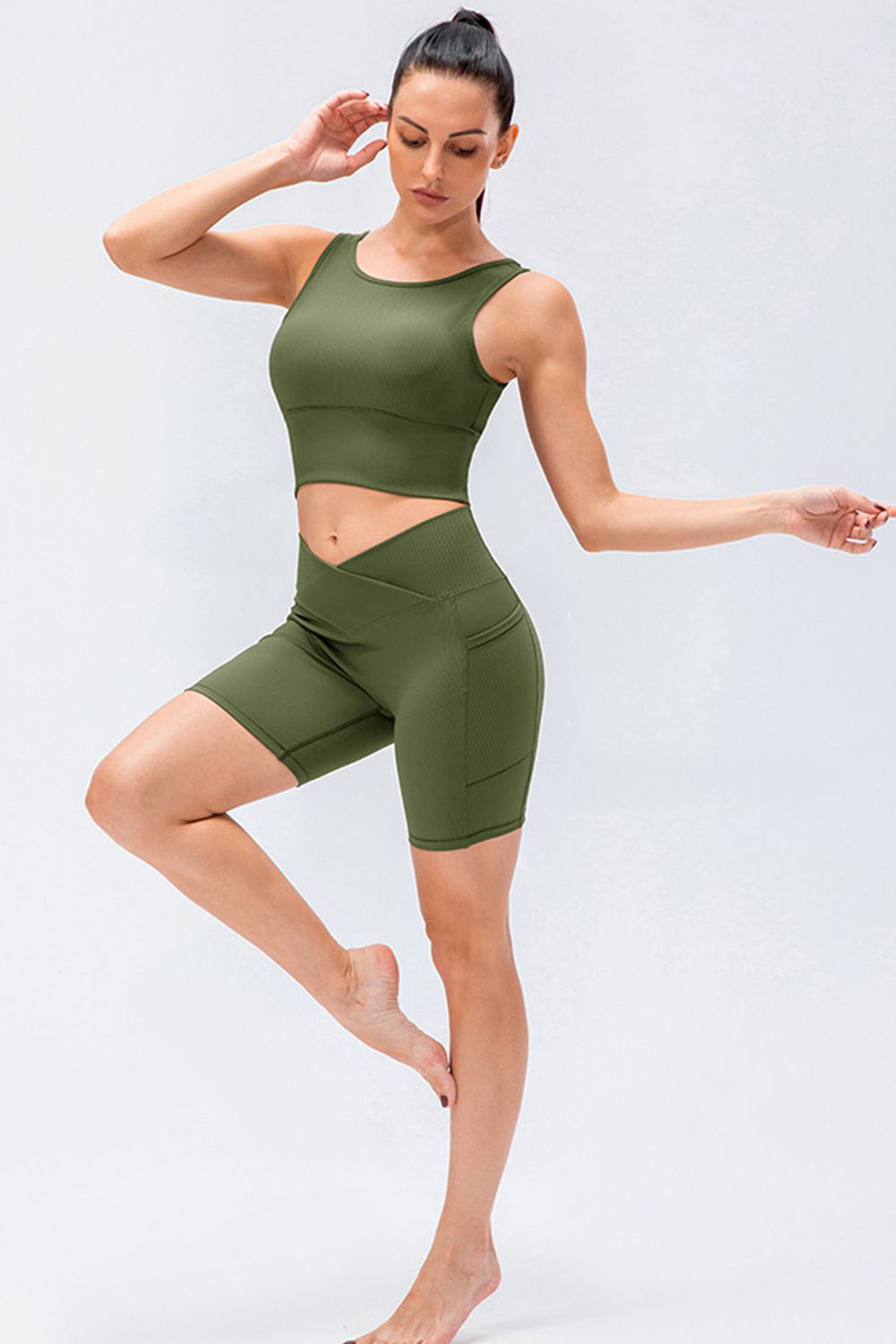 Pantalones cortos deportivos ajustados con cintura en V
