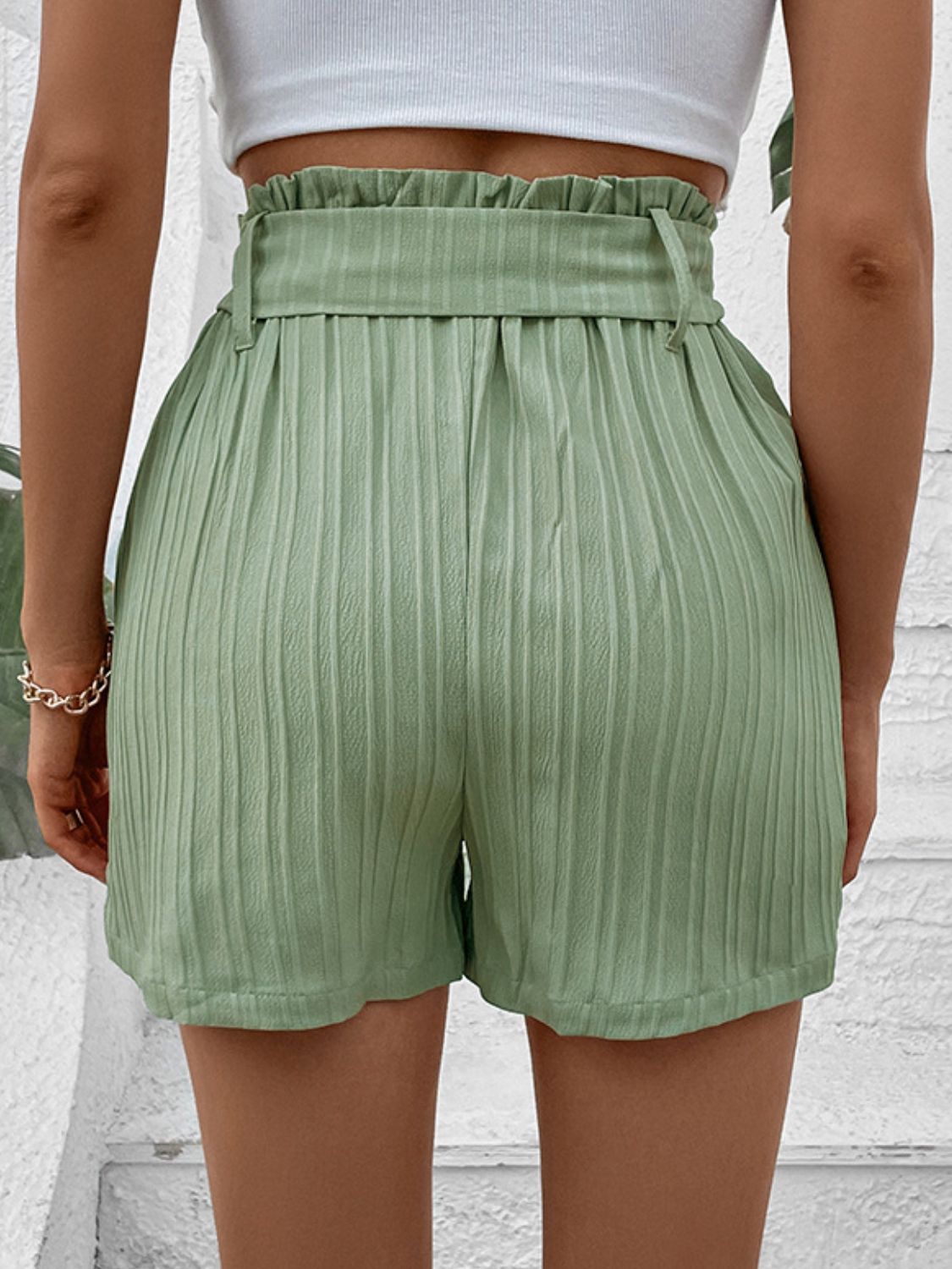 Pantalones cortos con cinturón y bolsillos