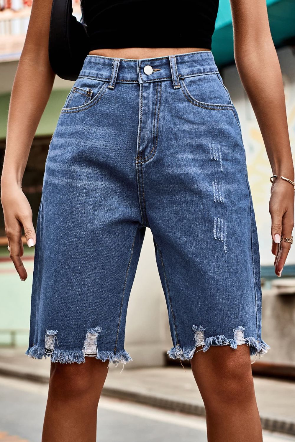 Pantalones cortos de mezclilla de cintura alta con dobladillo sin rematar y bolsillos