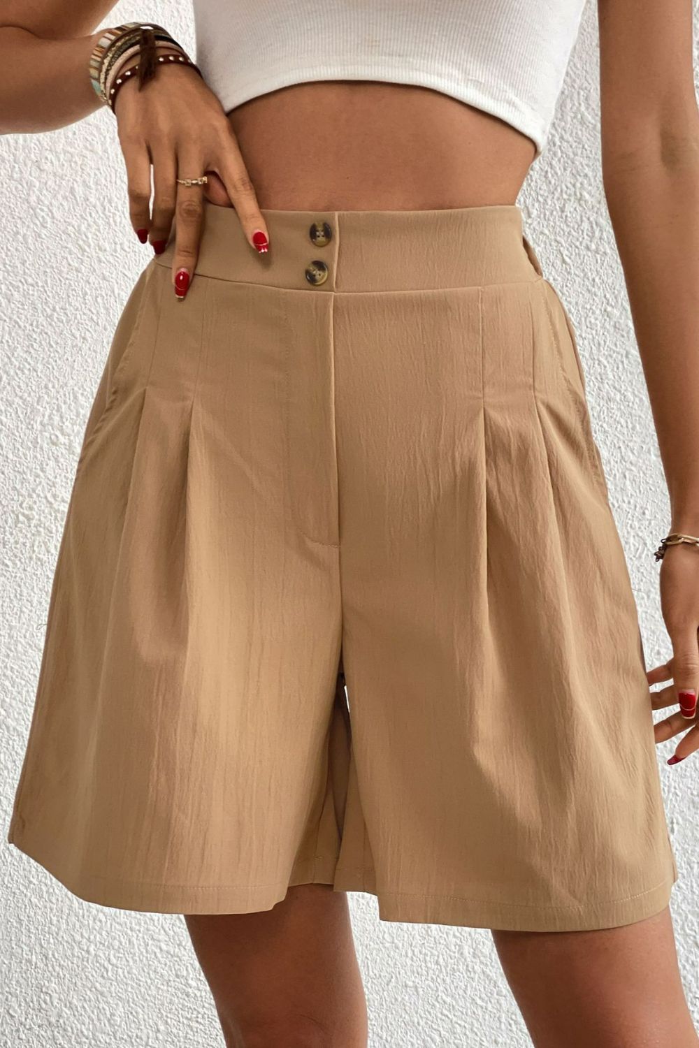 Pantalones cortos con cintura elástica y botones y detalle plisado