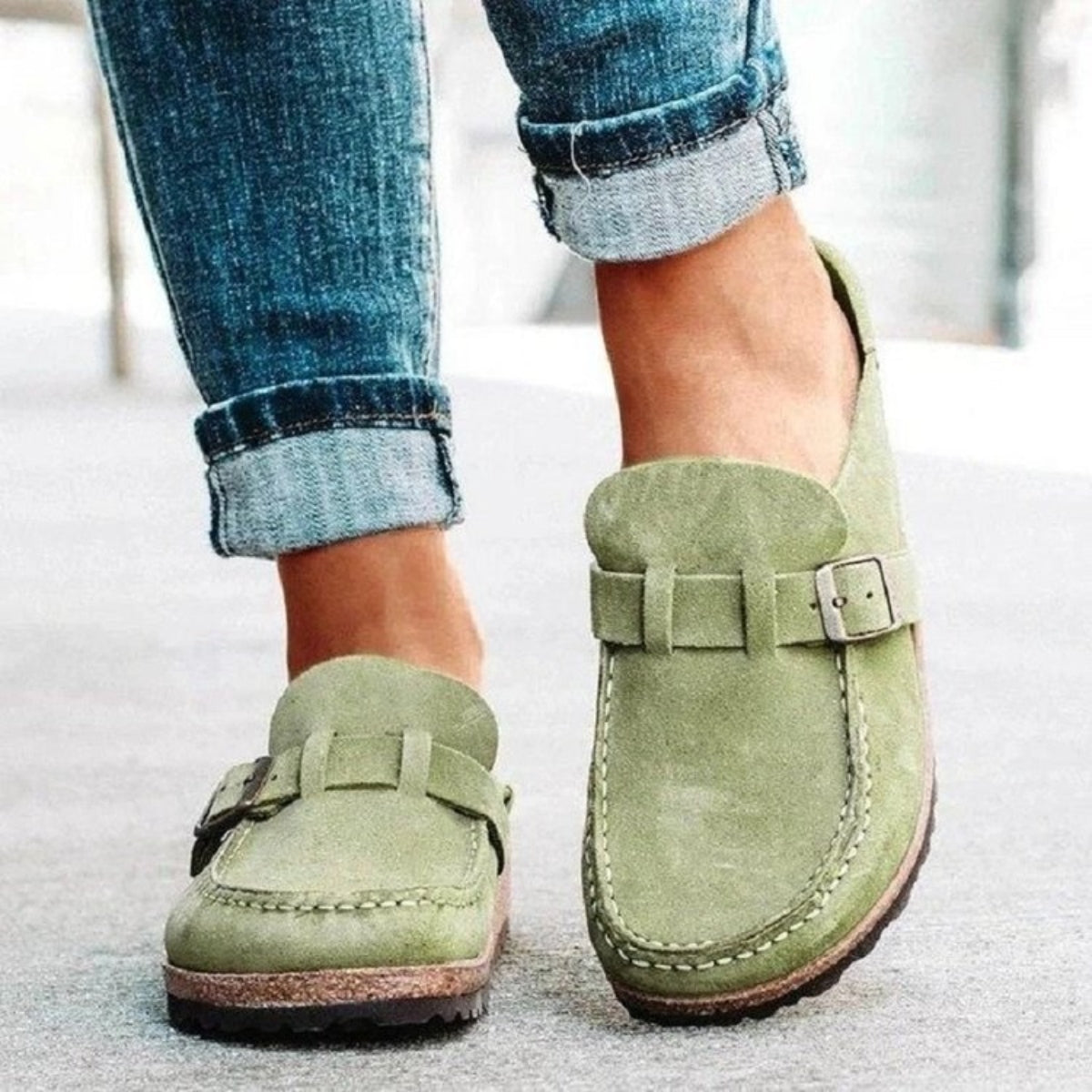 Mocasines con hebilla y tacón bajo y punta redonda