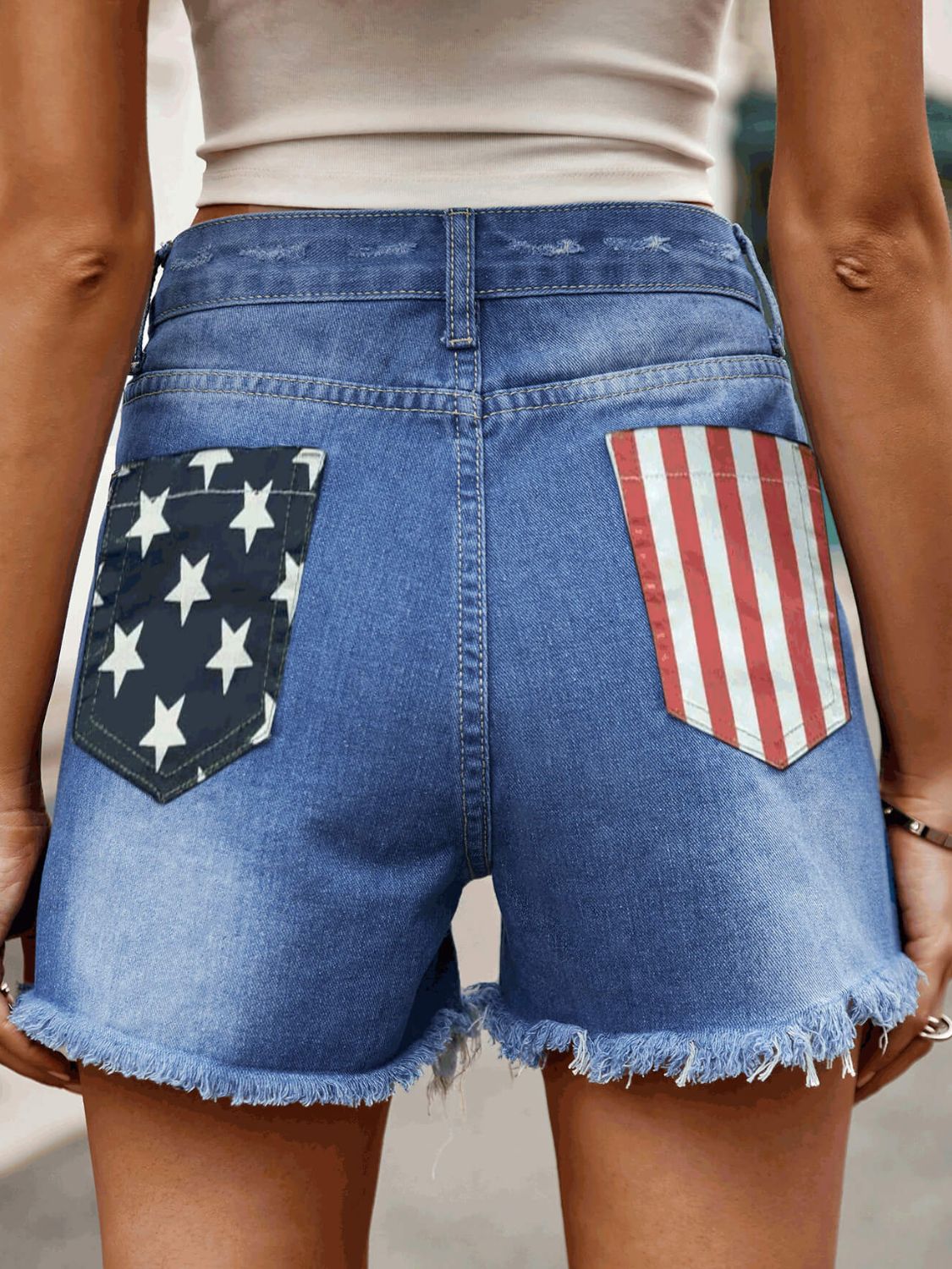Pantalones cortos de mezclilla con dobladillo sin rematar y bolsillos