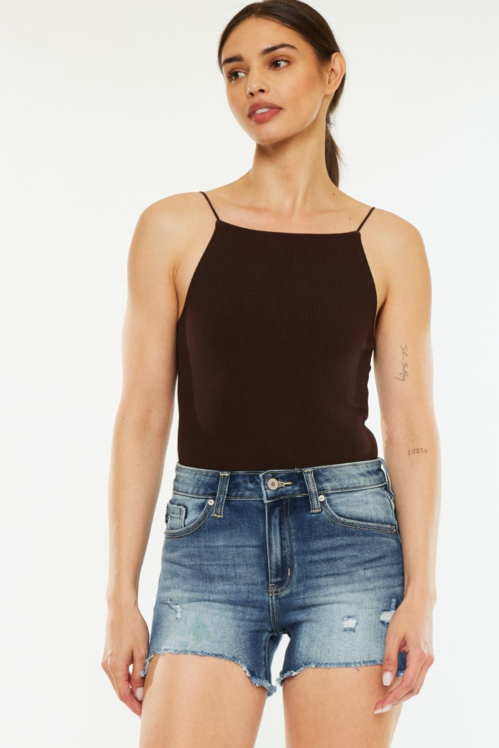 Pantalones cortos de mezclilla con dobladillo sin rematar y cintura alta de Kancan