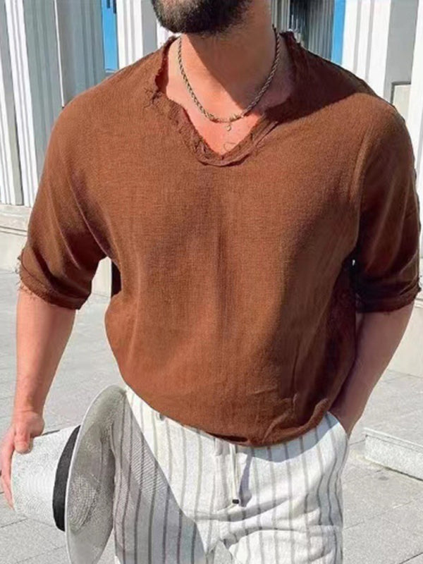 Camiseta de hombre con cuello en V y elemento de color sólido
