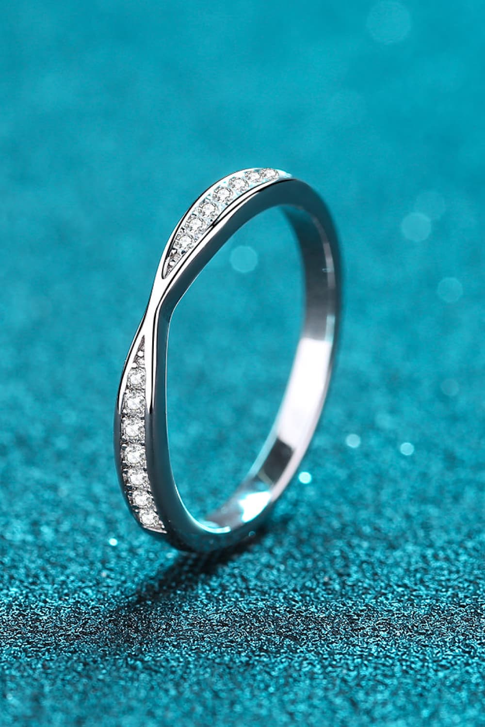 Anillo de moissanita con baño de rodio