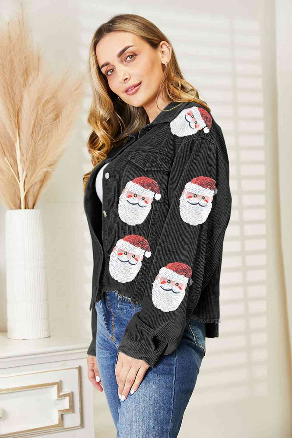 Chaqueta con dobladillo sin rematar y lentejuelas de Papá Noel