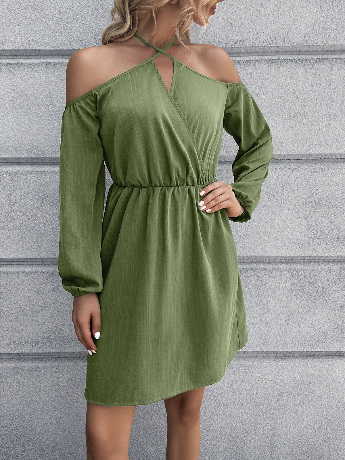 Vestido mini cruzado con hombros descubiertos