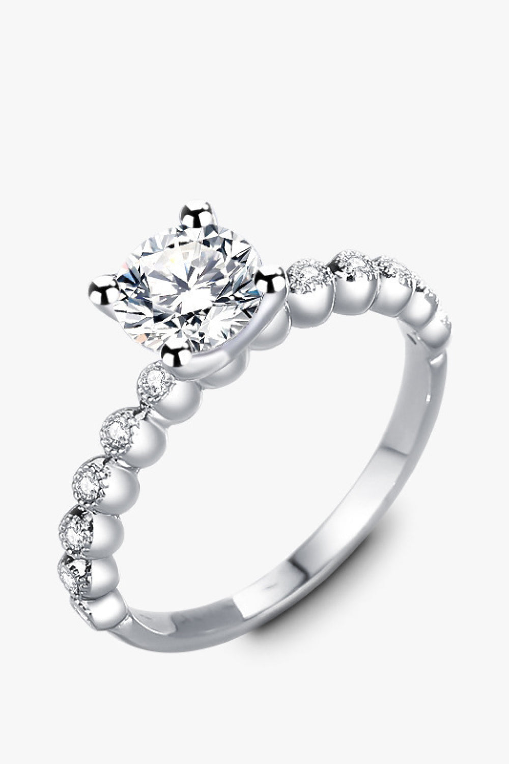 Anillo clásico de moissanita de 4 puntas