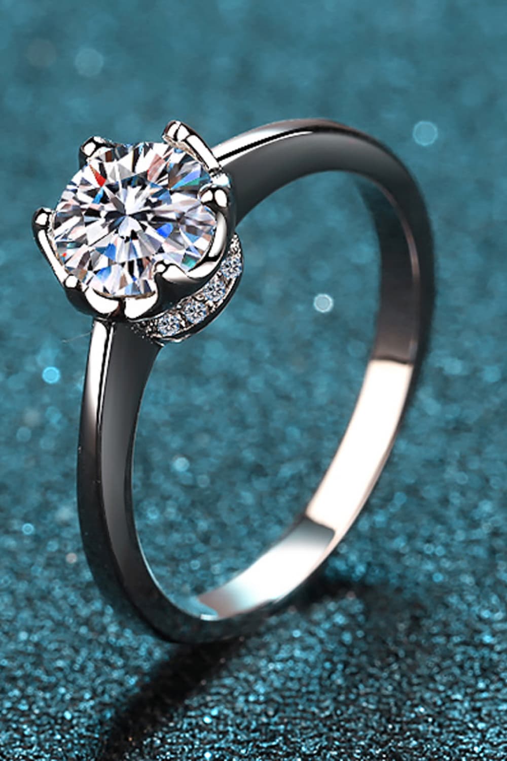 Anillo solitario chapado en rodio con moissanita de 1 quilate
