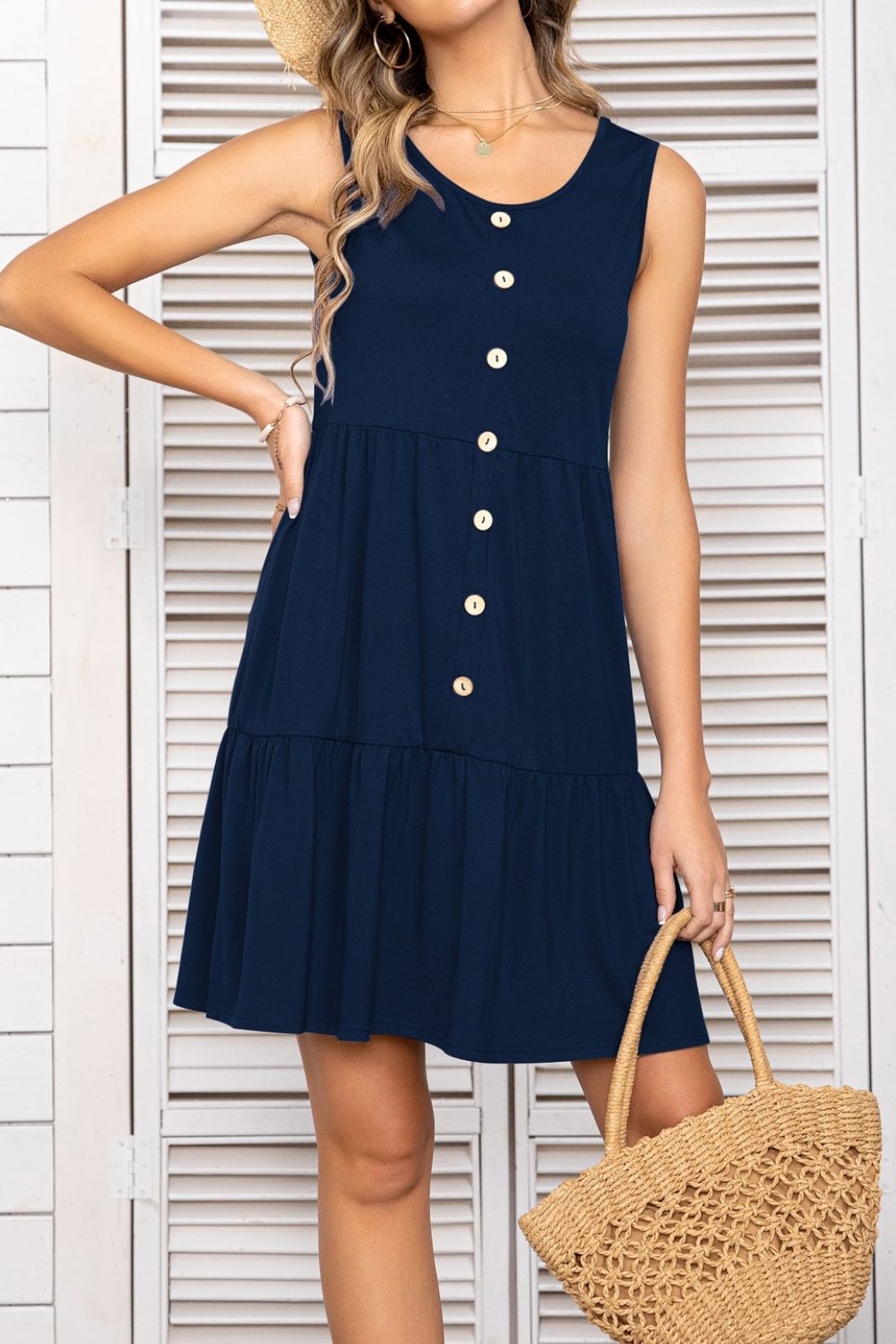 Vestido escalonado sin mangas con cuello redondo y botones decorativos