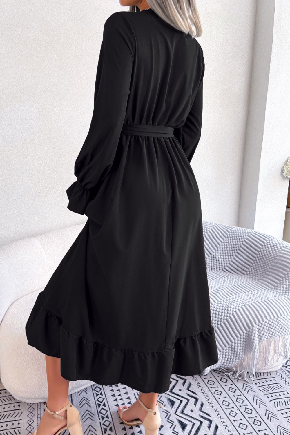 Vestido de manga con volantes y cinturón en contraste