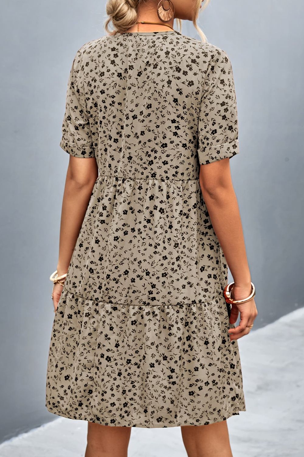 Vestido estilo imperio con escote pronunciado y manga corta con estampado floral ditsy