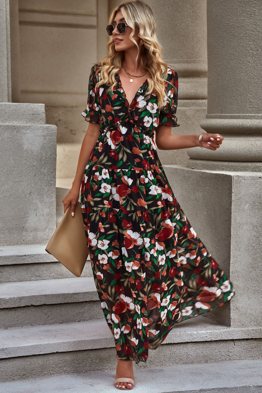Vestido floral con escote en V y mangas cortas con volantes