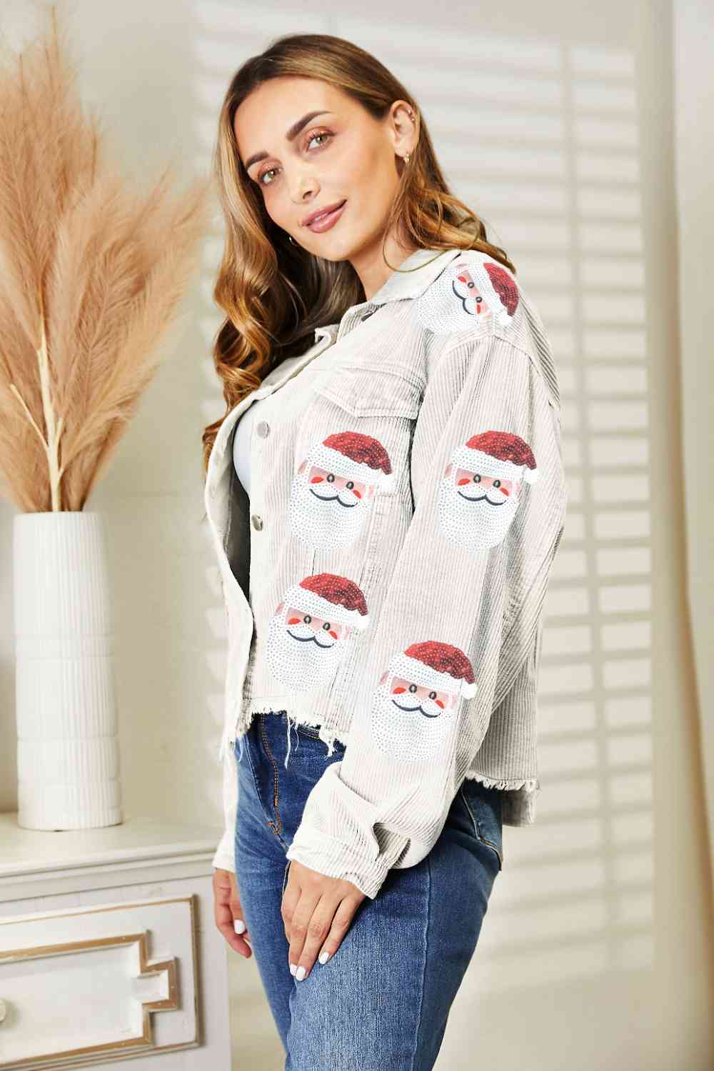 Chaqueta con dobladillo sin rematar y lentejuelas de Papá Noel
