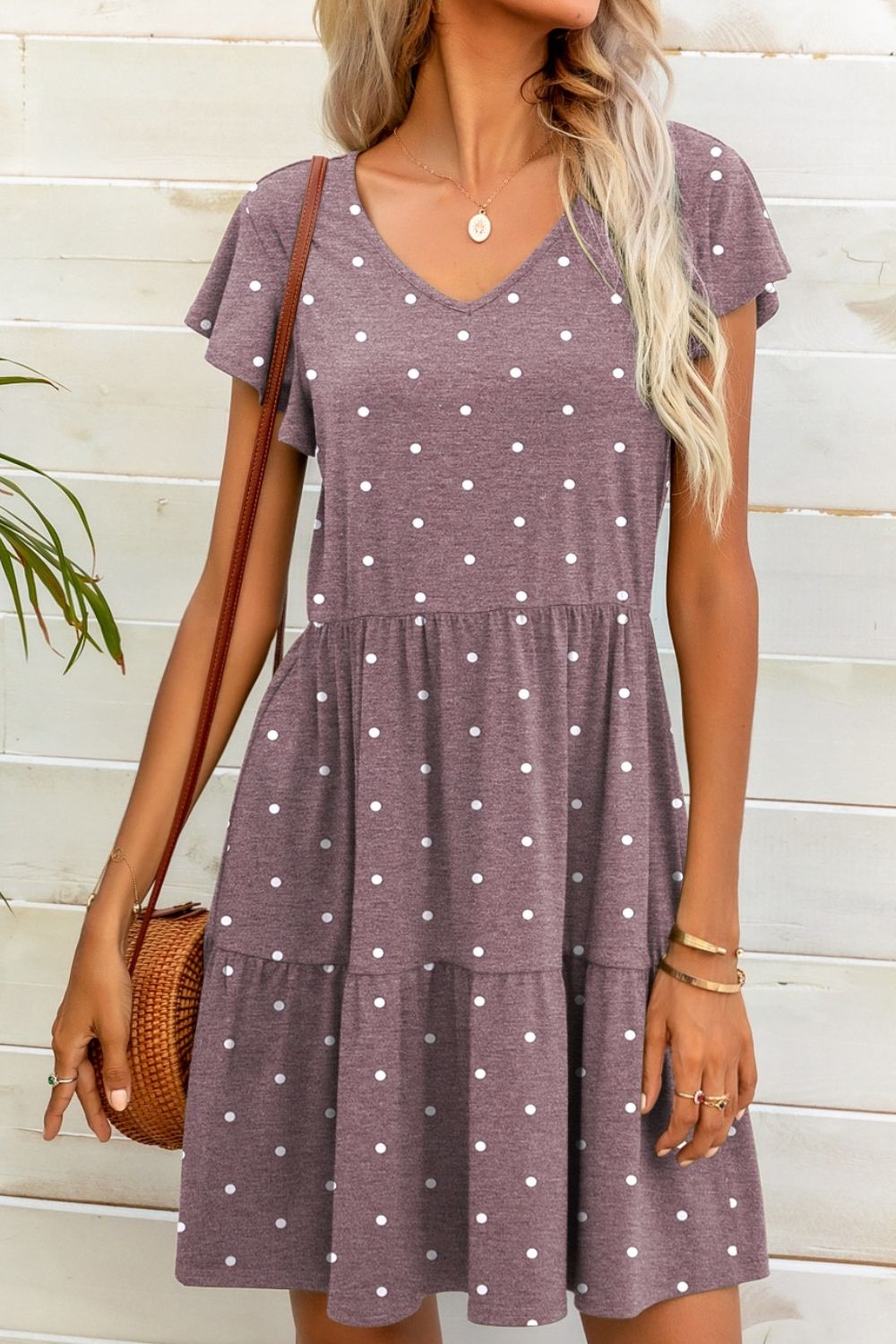 Minivestido de lunares con cuello en V y manga ondulada