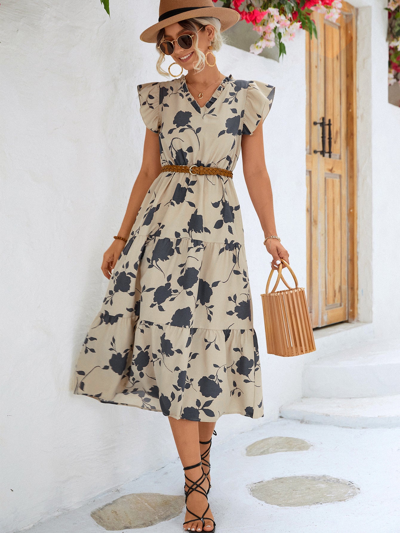 Vestido midi escalonado con cuello en V y ribete floral con volantes