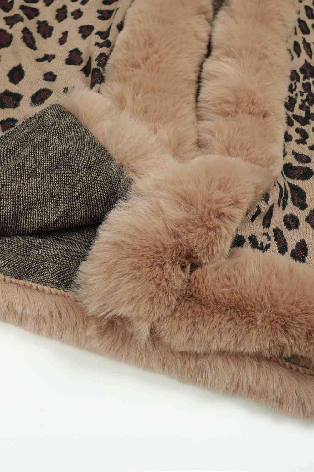 Poncho de leopardo con parte delantera abierta