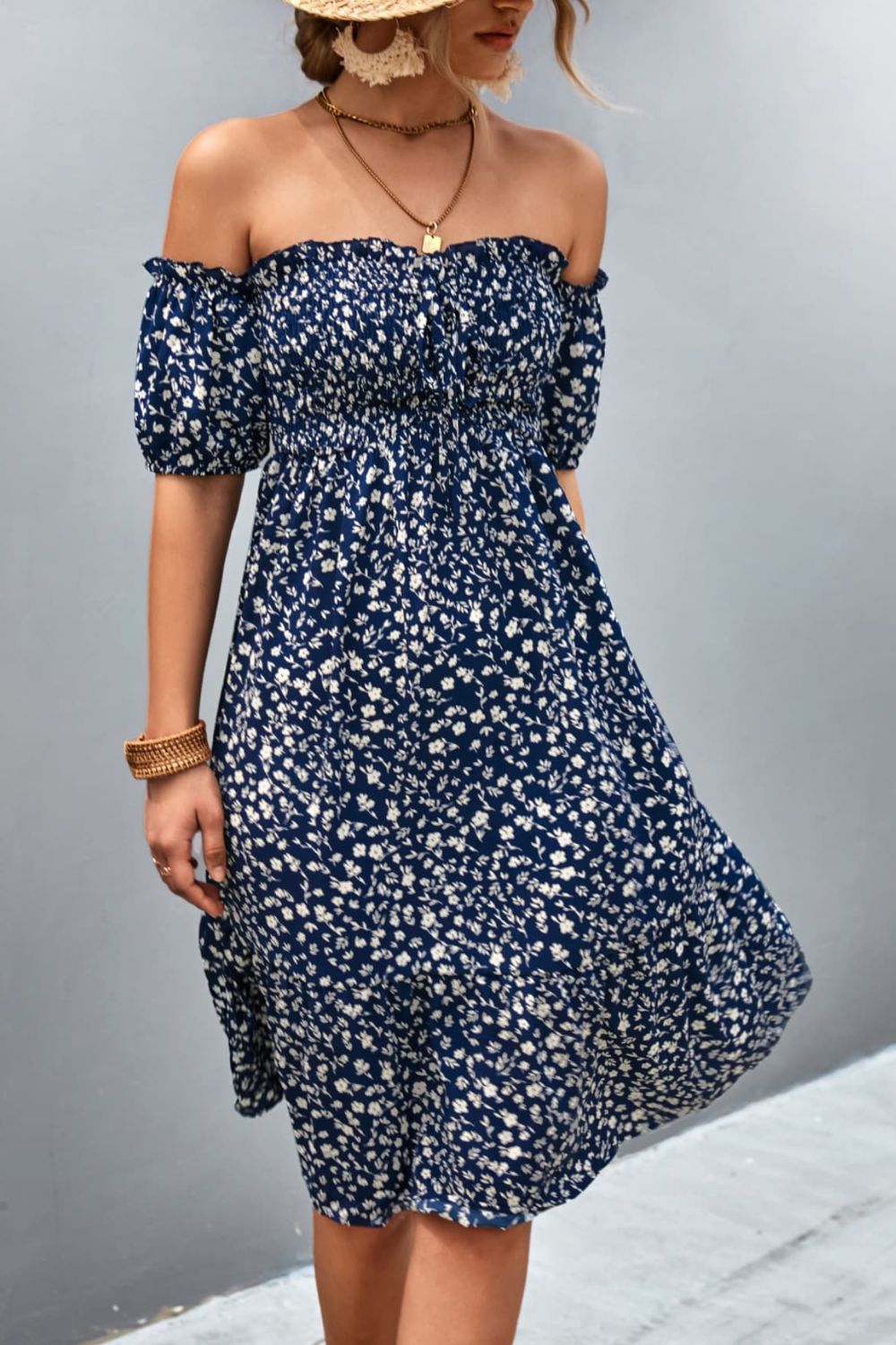 Vestido con hombros descubiertos, fruncido y ribete de volantes con estampado floral ditsy