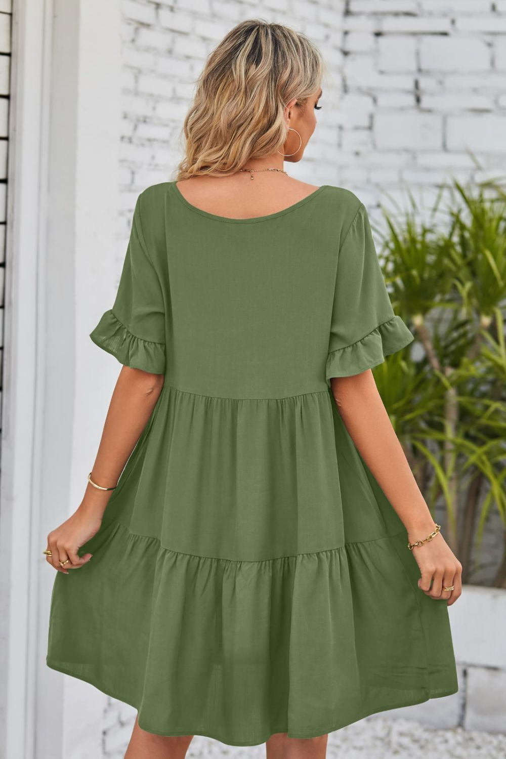Vestido con escote en V, mangas con volantes y capas