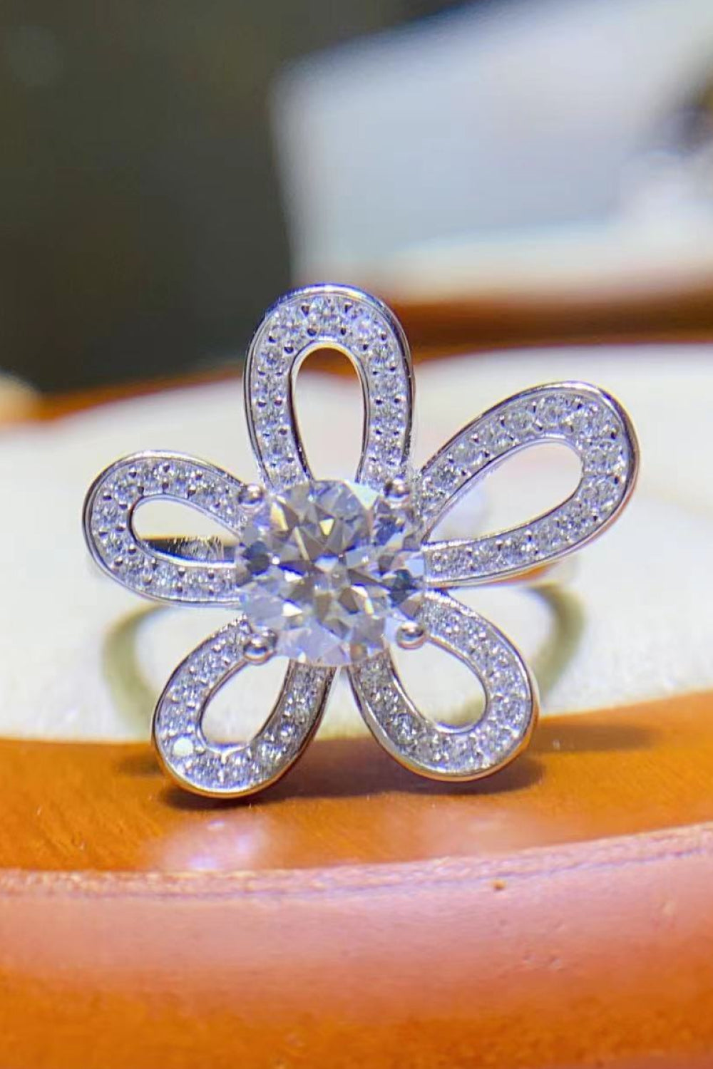 Anillo abierto con forma de flor de moissanita de 1 quilate