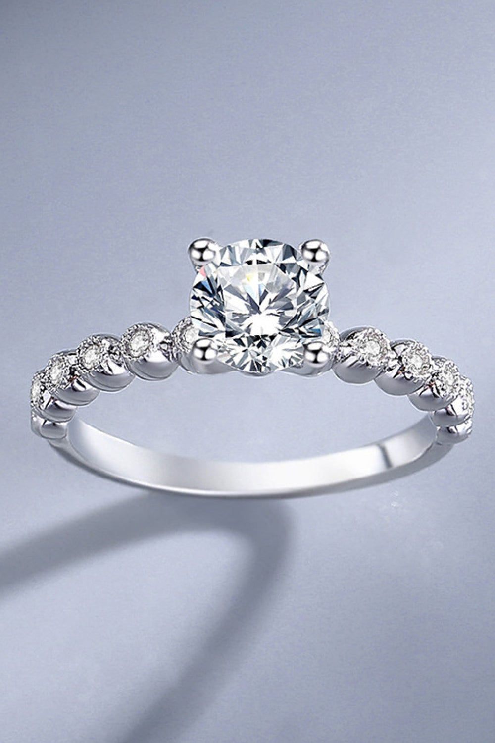 Anillo clásico de moissanita de 4 puntas