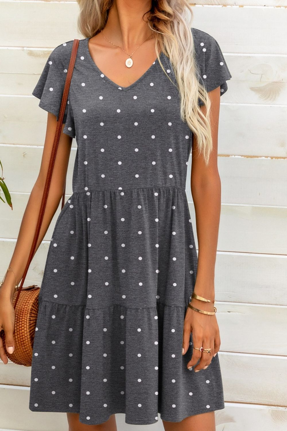 Minivestido de lunares con cuello en V y manga ondulada