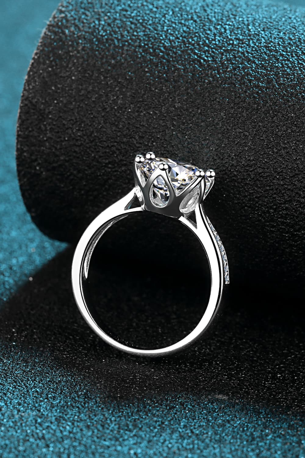 Anillo de piedra lateral con baño de rodio y moissanita de 3 quilates