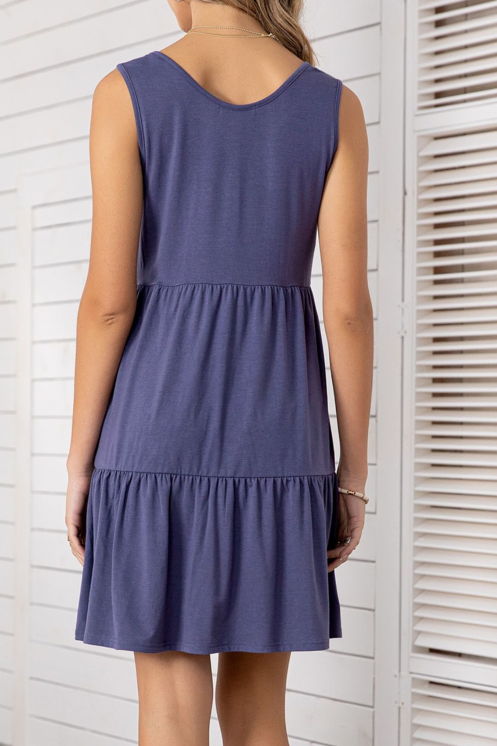 Vestido escalonado sin mangas con cuello redondo y botones decorativos