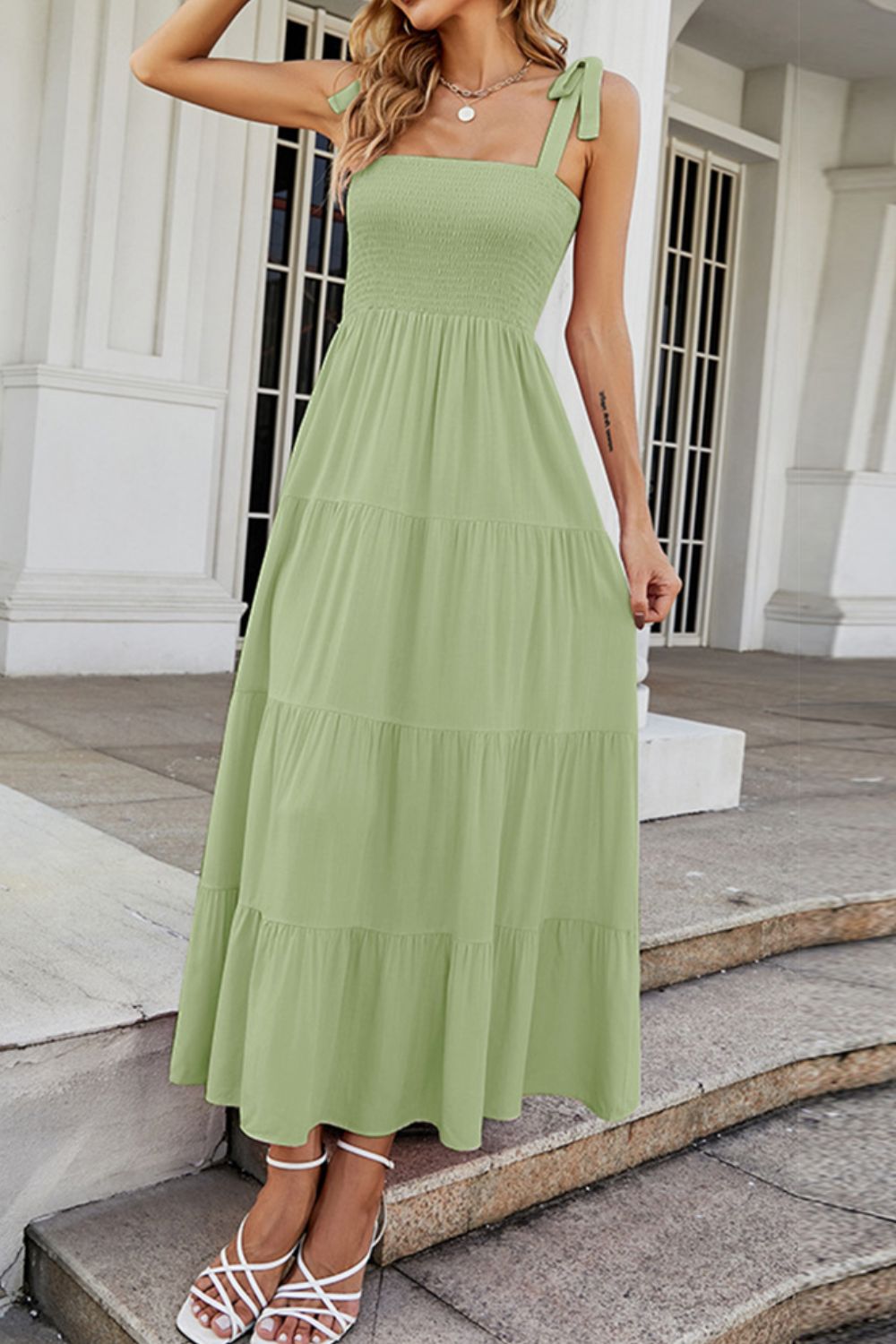 Vestido escalonado fruncido con hombros anudados
