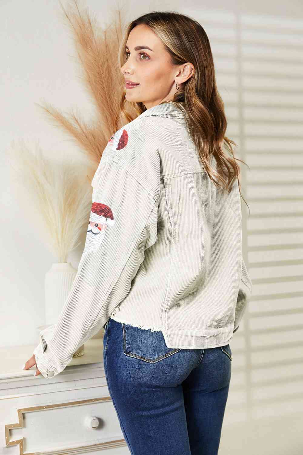 Chaqueta con dobladillo sin rematar y lentejuelas de Papá Noel