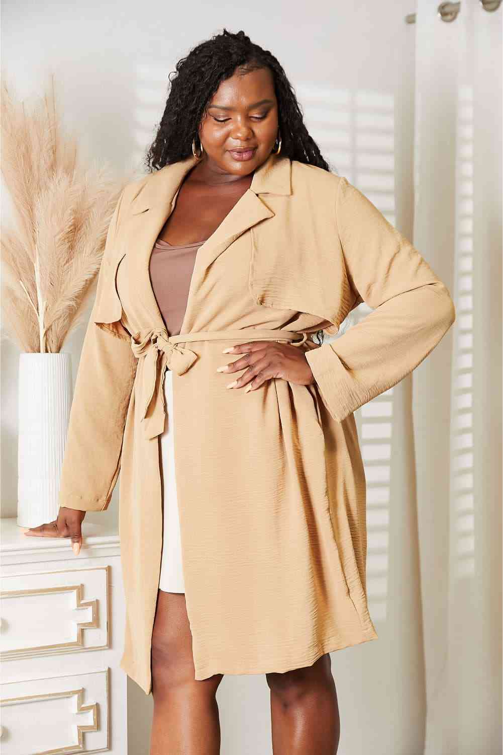 Gabardina con bolsillos y lazo de tamaño completo de Culture Code