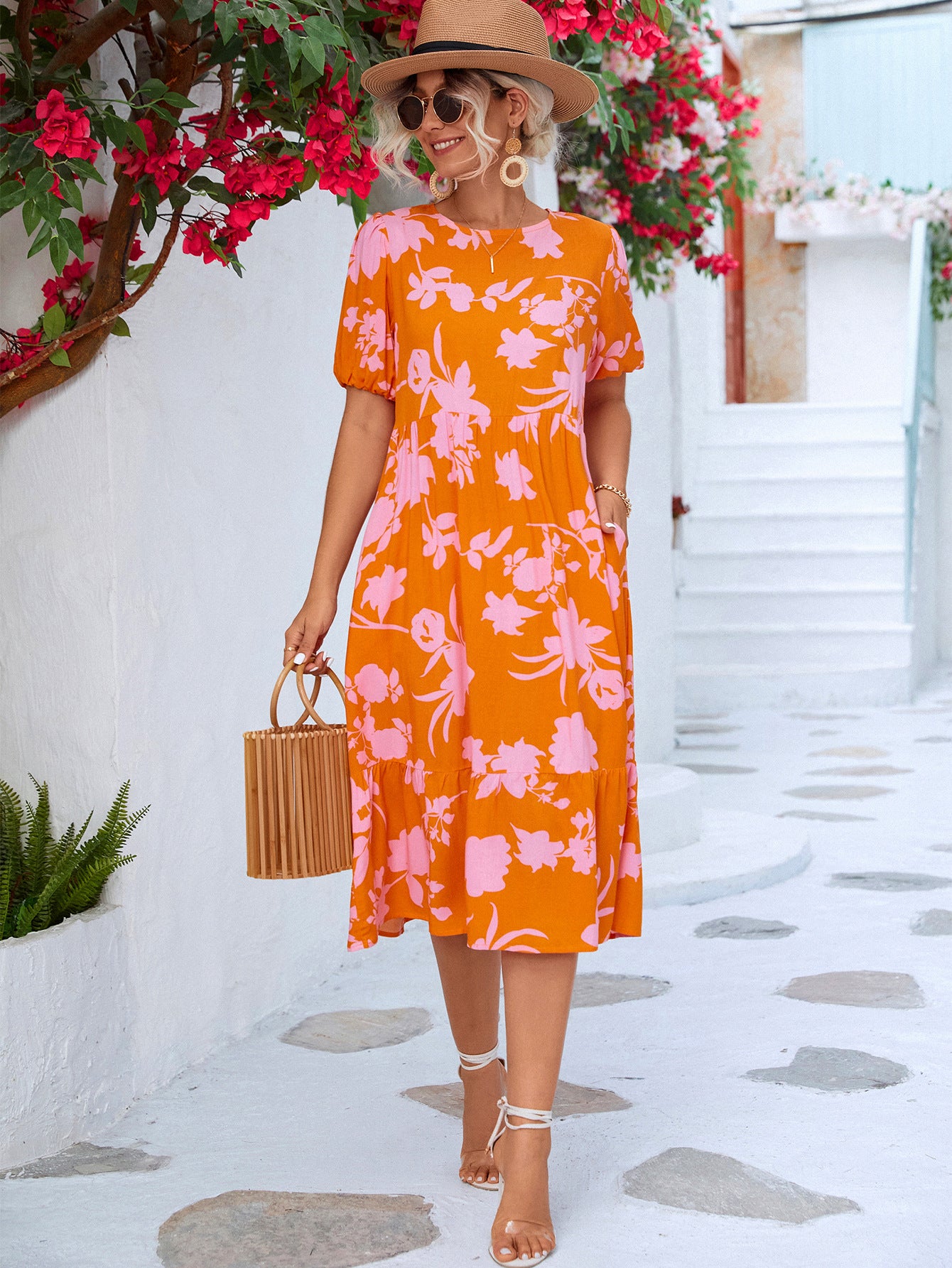 Vestido a media pierna con volantes y mangas abullonadas florales