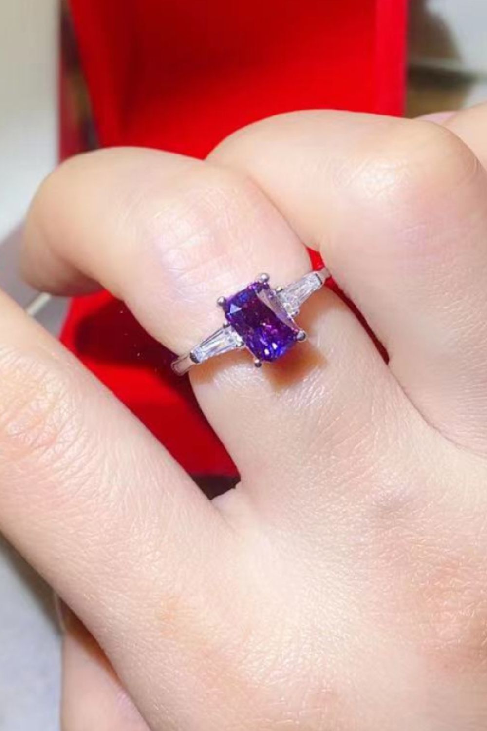 Anillo rectangular enchapado en platino con moissanita de 1 quilate en púrpura