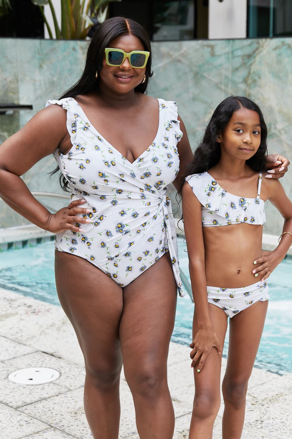 Traje de baño de una pieza con efecto cruzado y volante flotante de Marina West Swim en crema Daisy