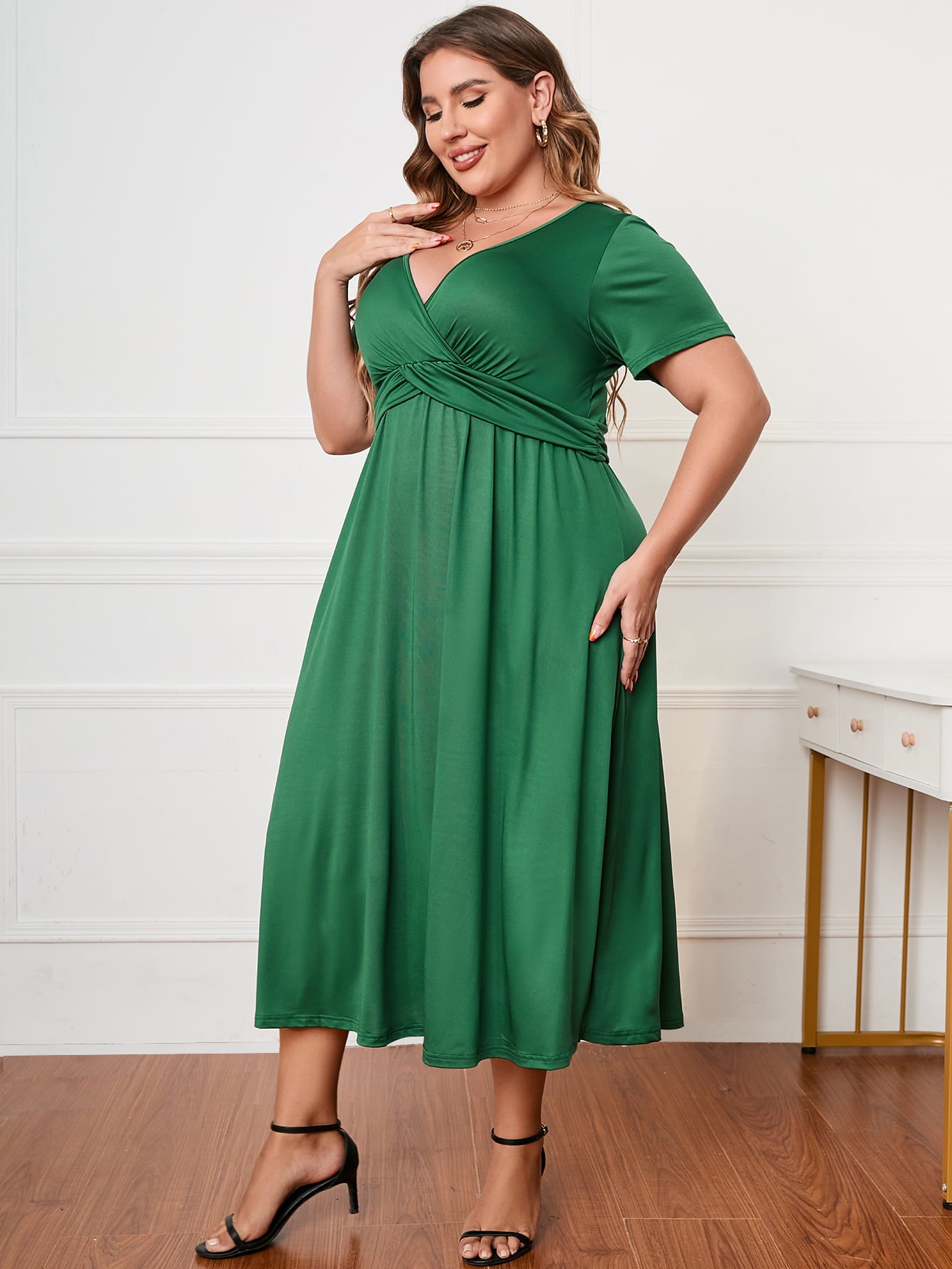 Vestido midi de cuello cruzado y manga corta de talla grande