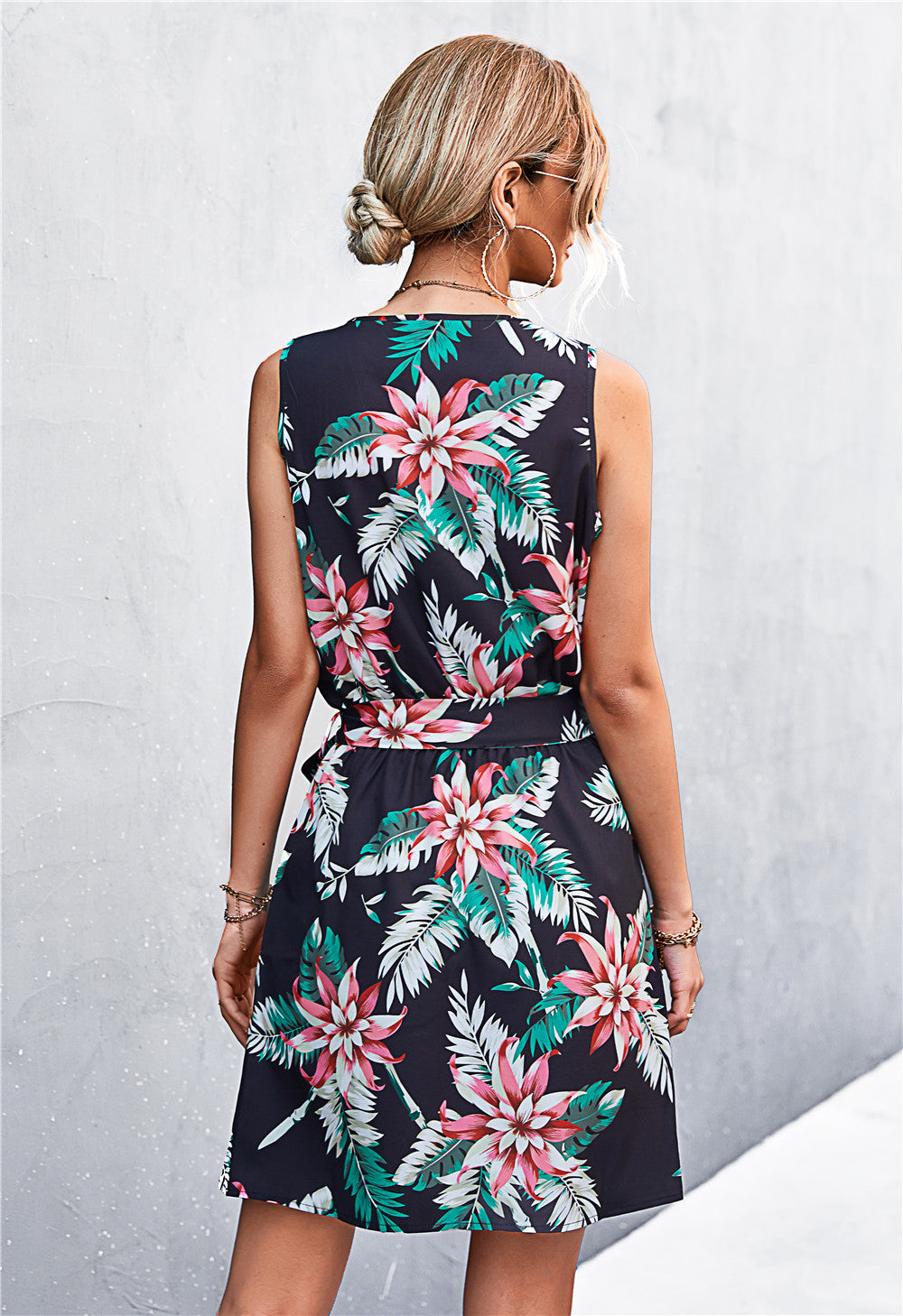 Vestido sin mangas con cinturón y detalle de cremallera estampada