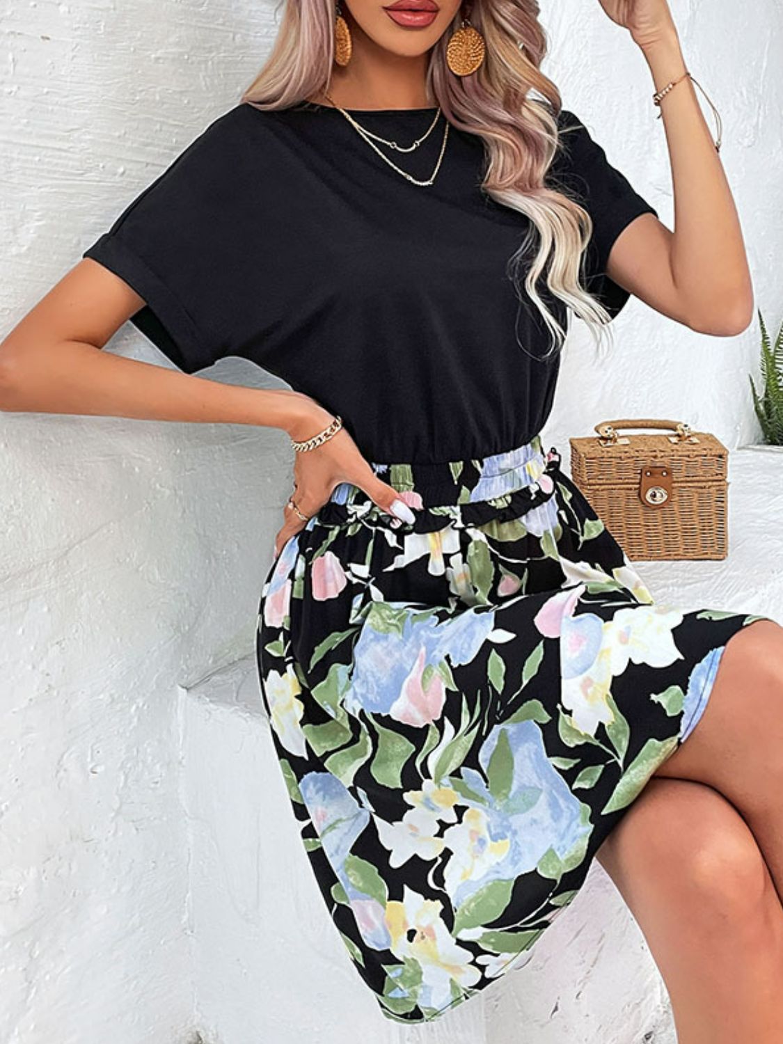 Vestido bicolor con cuello redondo y mangas con puños
